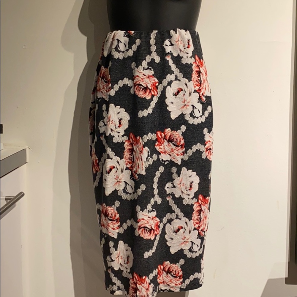 • Windsor Rose Floral Pencil Skirt